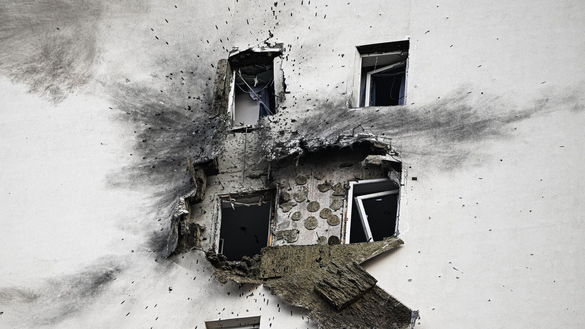 Жилой дом, поврежденный из-за падения обломков сбитого БПЛА на улице Западный Квартал в Видном - РИА Новости, 1920, 11.03.2025