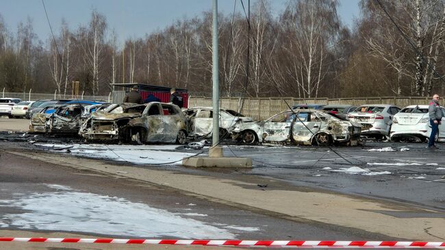 Сгревшие автомобили на парковке у дистрибьютерского центра Мираторг в Домодедово