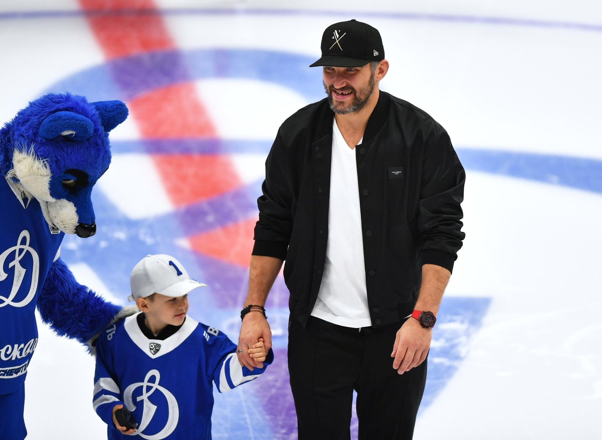 Александр Овечкин вместе со своим сыном Сергеем на матче Динамо Александр Овечкин вместе со своим сыном Сергеем на матче Динамо - РИА Новости, 1920, 11.03.2025