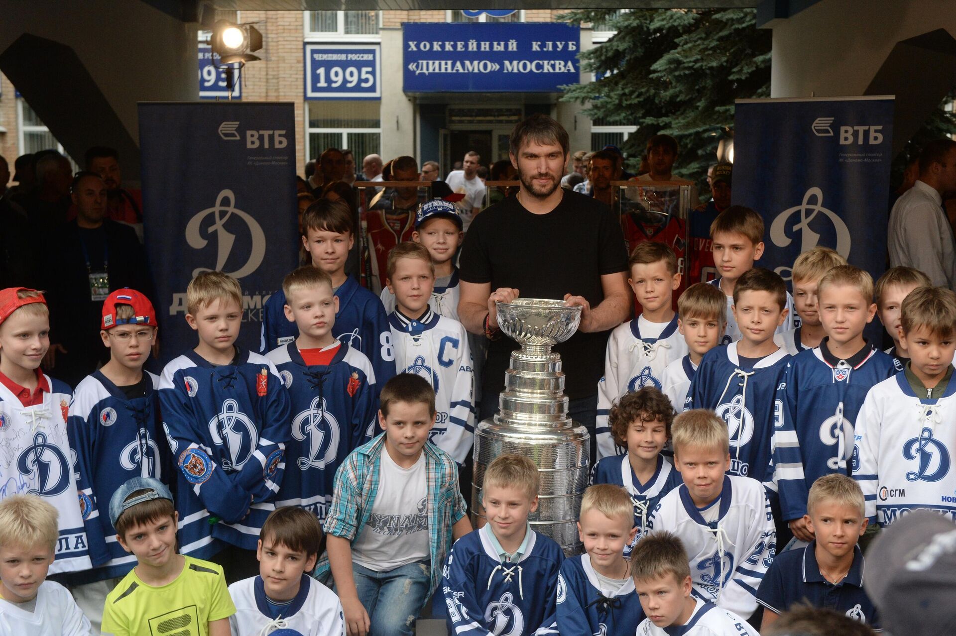 Александр Овечкин с Кубком Стэнли на базе Динамо Александр Овечкин с Кубком Стэнли на базе Динамо - РИА Новости, 1920, 11.03.2025