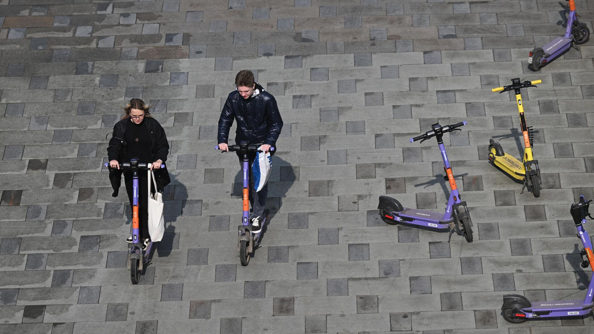 Люди катаются на электросамокатах в центре Москвы - РИА Новости, 1920, 11.03.2025