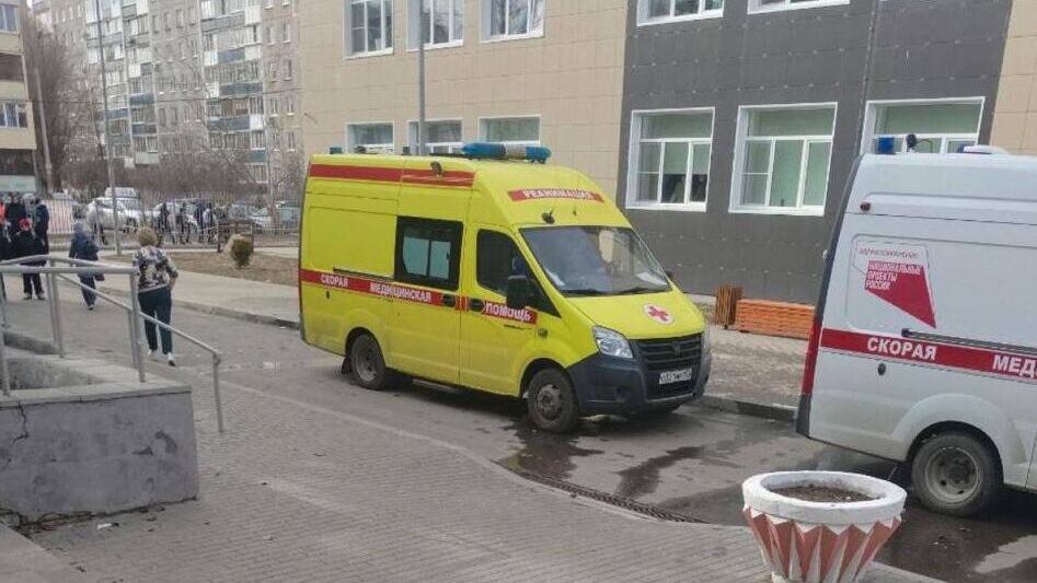 Машины скорой помощи возле школы в Нижнем Новгороде, где ученик ударил ножом двух своих одноклассников - РИА Новости, 1920, 12.03.2025
