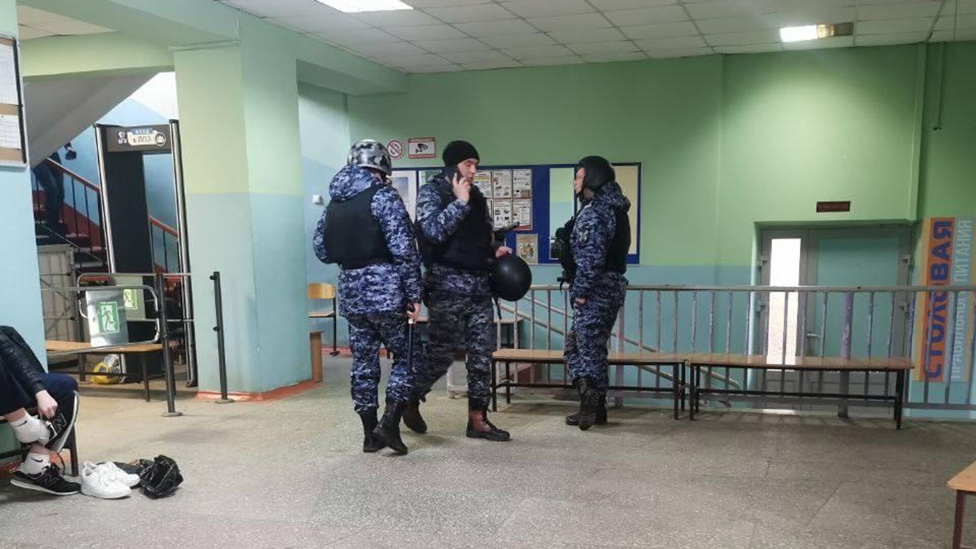 Сотрудники полиции в школе в Нижнем Новгороде, где ученик напал с ножом на своих одноклассников - РИА Новости, 1920, 11.03.2025