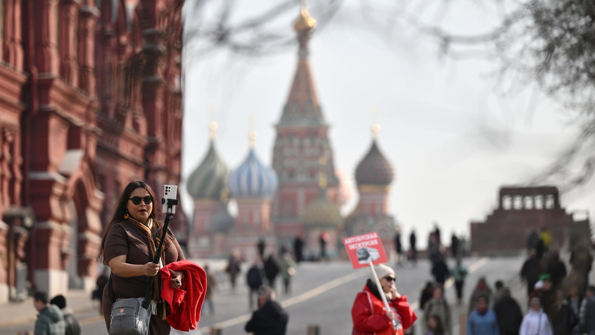 Прохожие на Кремлевском проезде у Красной площади в Москве Прохожие на Кремлевском проезде у Красной площади в Москве - РИА Новости, 1920, 30.04.2025