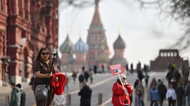 Прохожие на Кремлевском проезде у Красной площади в Москве