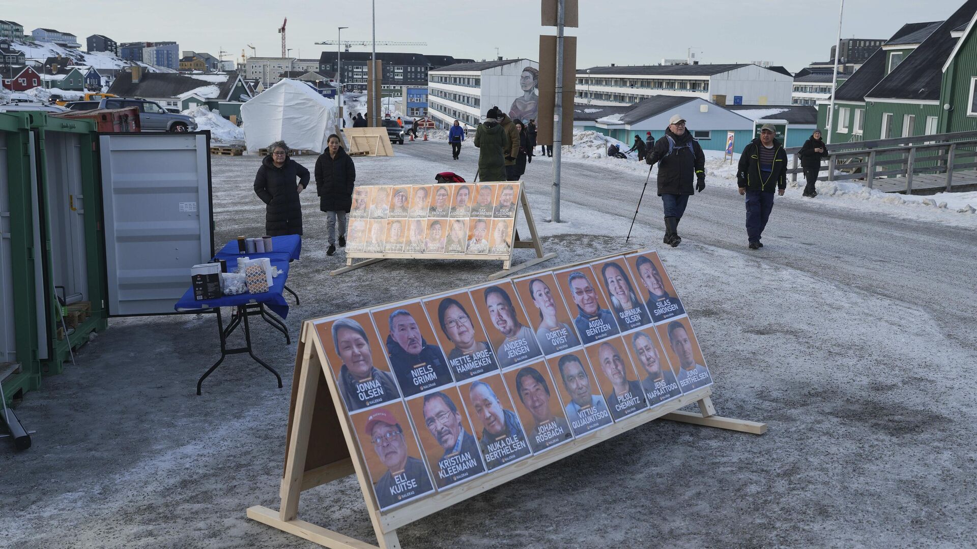 Фотографии кандидатов возле избирательного участка, где люди голосуют на парламентских выборах, в Нууке, Гренландия. 11 марта 2025 Фотографии кандидатов возле избирательного участка, где люди голосуют на парламентских выборах, в Нууке, Гренландия. 11 марта 2025 - РИА Новости, 1920, 11.03.2025