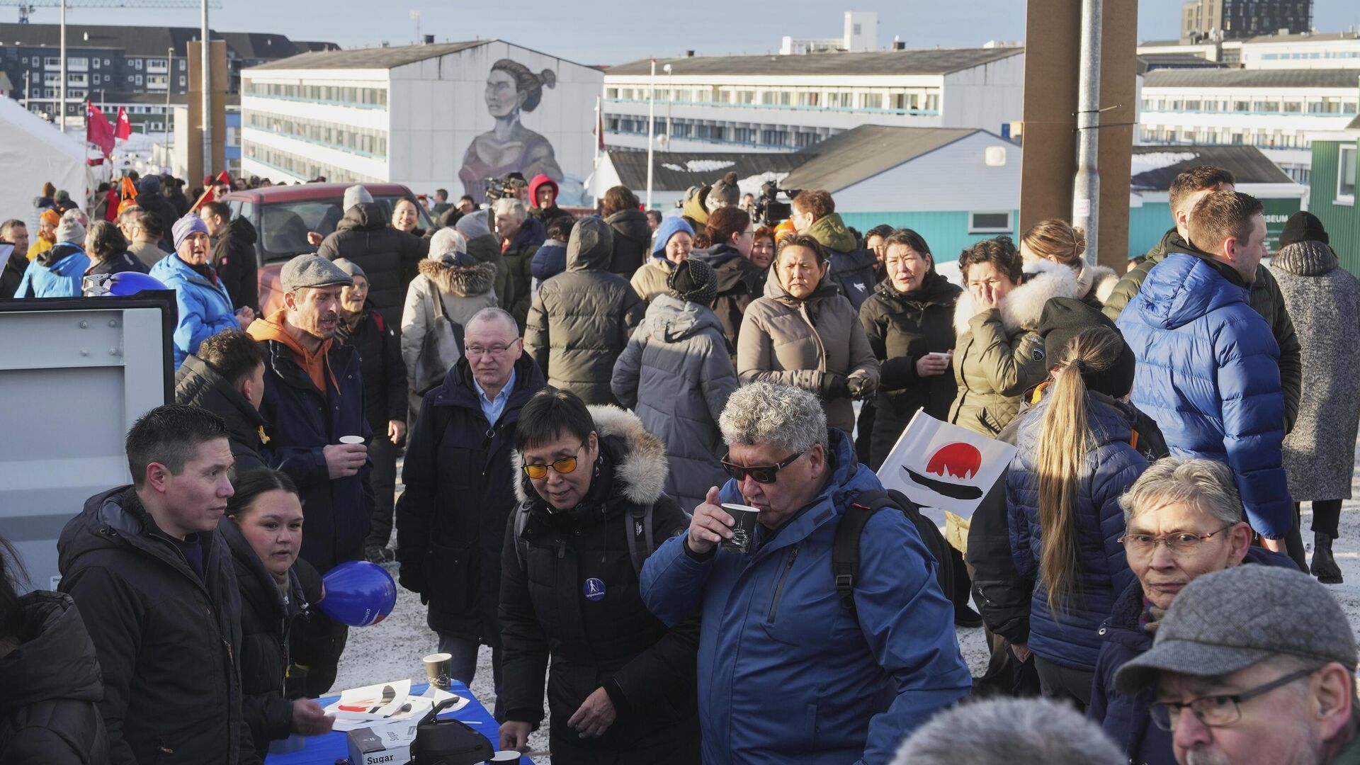 Люди у избирательного участка в Нууке во время парламентских выборов Люди у избирательного участка в Нууке во время парламентских выборов - РИА Новости, 1920, 11.03.2025