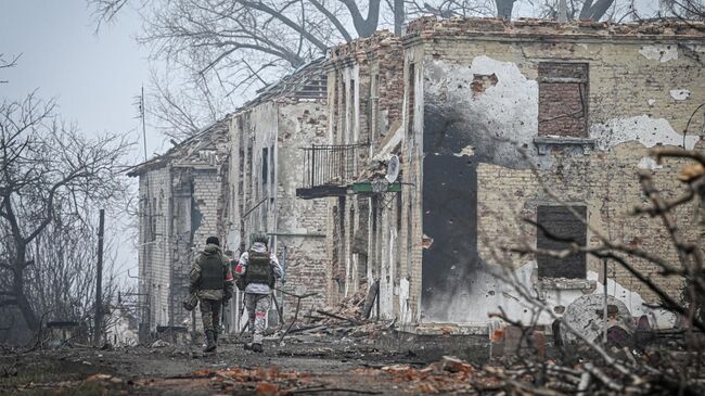 Военнослужащие РФ в освобожденном селе Малая Локня в Суджанском районе Курской области