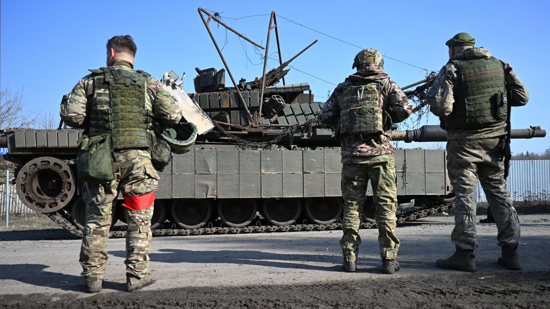 Военнослужащие группировки войск Север ВС РФ возле подбитого танка М1 Абрамс ВСУ, эвакуированного из-под Суджи в ходе специальной военной операции Военнослужащие группировки войск Север ВС РФ возле подбитого танка М1 Абрамс ВСУ, эвакуированного из-под Суджи в ходе специальной военной операции - РИА Новости, 1920, 10.04.2025