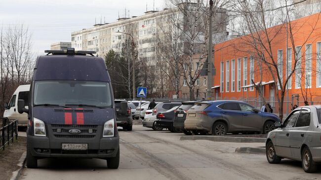 Автомобиль Следственного комитета РФ неподалеку от здания школы №117 в Нижнем Новгороде. 11 марта 2025