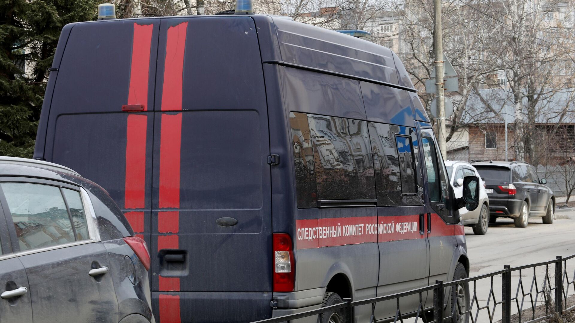 Автомобиль Следственного комитета РФ неподалеку от здания школы №117 в Нижнем Новгороде, где между учениками 8-го класса одной произошел конфликт - РИА Новости, 1920, 24.06.2025