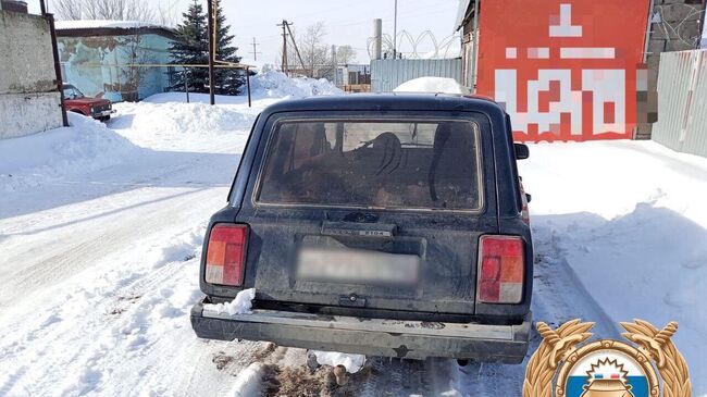 Автомобиль, на крыше которого перевозили девушку в Благовещенске