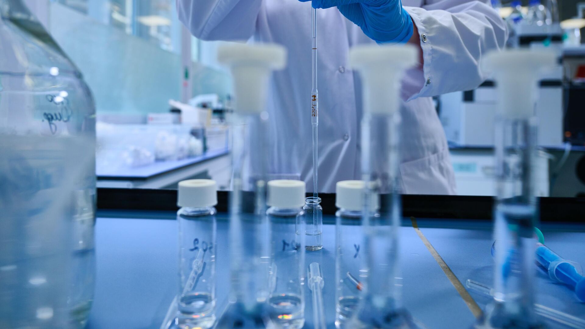 Выпуск химпродукции в Москве в январе вырос более чем на треть год к году Выпуск химпродукции в Москве в январе вырос более чем на треть год к году - РИА Новости, 1920, 12.03.2025