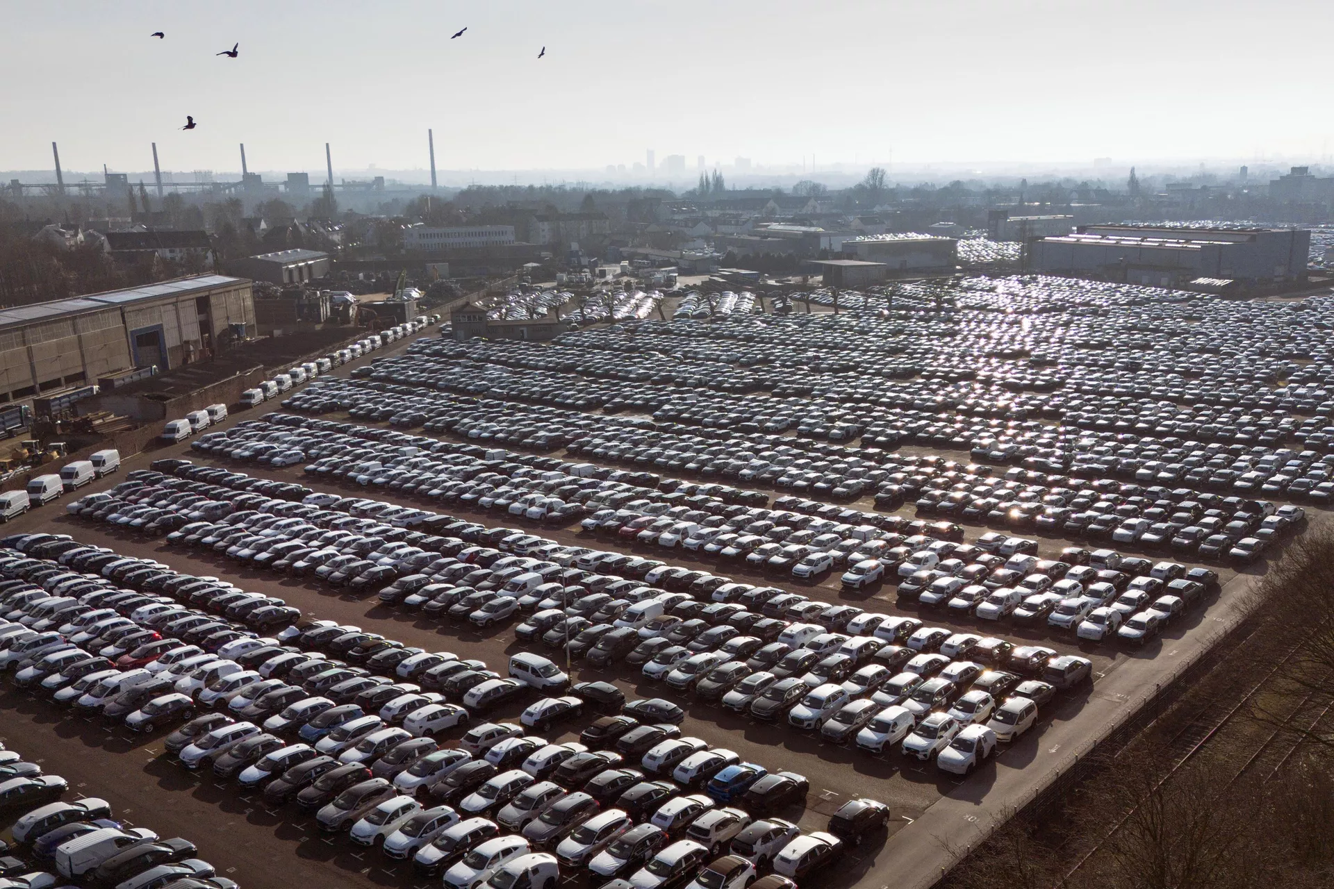 Новые немецкие автомобили в логистическом центре в Эссене, Германия Новые немецкие автомобили в логистическом центре в Эссене, Германия - РИА Новости, 1920, 27.11.2025