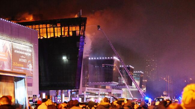 Пожарные тушат горящую крышу концертного зала Крокус Сити Холл