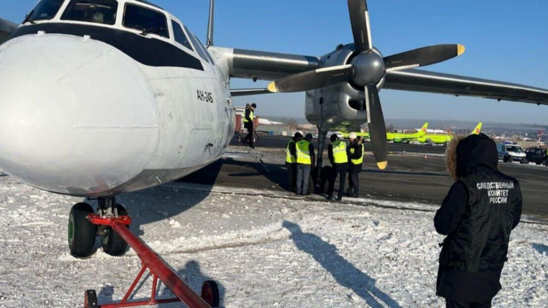 Самолёт Ан-24, который во время разворота выкатился за пределы взлетно-посадочной полосы - РИА Новости, 1920, 12.03.2025