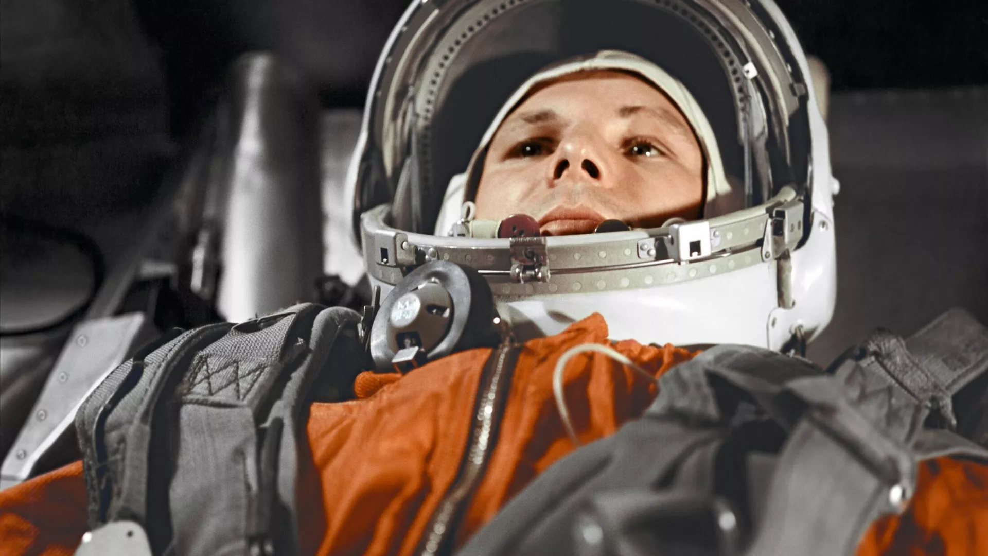 Космонавт Юрий Гагарин в кабине космического корабля Восток-1 перед стартом - РИА Новости, 1920, 13.04.2025