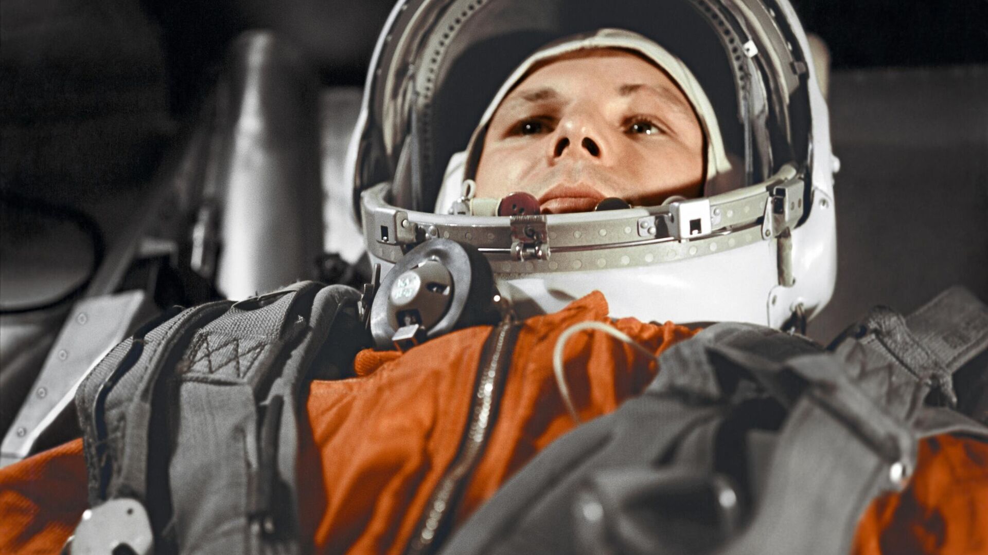 Космонавт Юрий Гагарин в кабине космического корабля Восток-1 перед стартом Космонавт Юрий Гагарин в кабине космического корабля Восток-1 перед стартом - РИА Новости, 1920, 13.04.2025