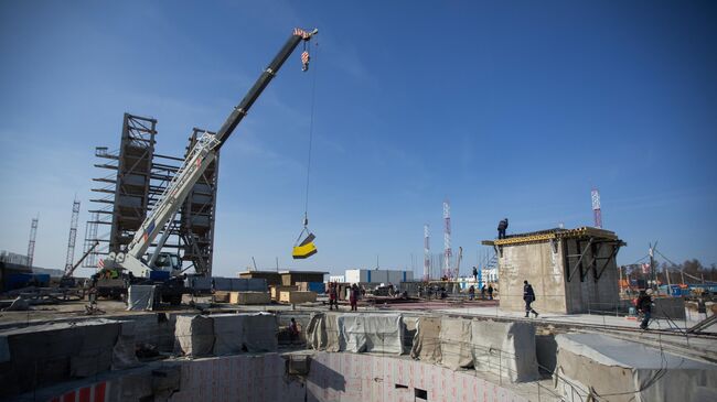 Рабочие на монтаже оборудования на огневом кольце стартового комплекса космодрома Восточный в Свободненском районе Амурской области