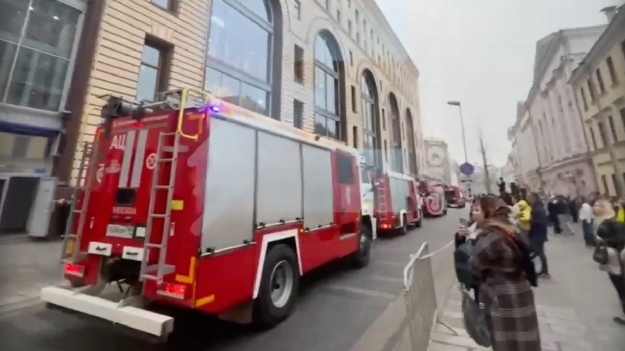Пожарные автомобили у ЦДМ в Москве, где загорелась витрина - РИА Новости, 1920, 12.03.2025