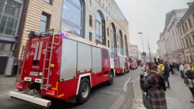 Пожарные автомобили у ЦДМ в Москве, где загорелась витрина