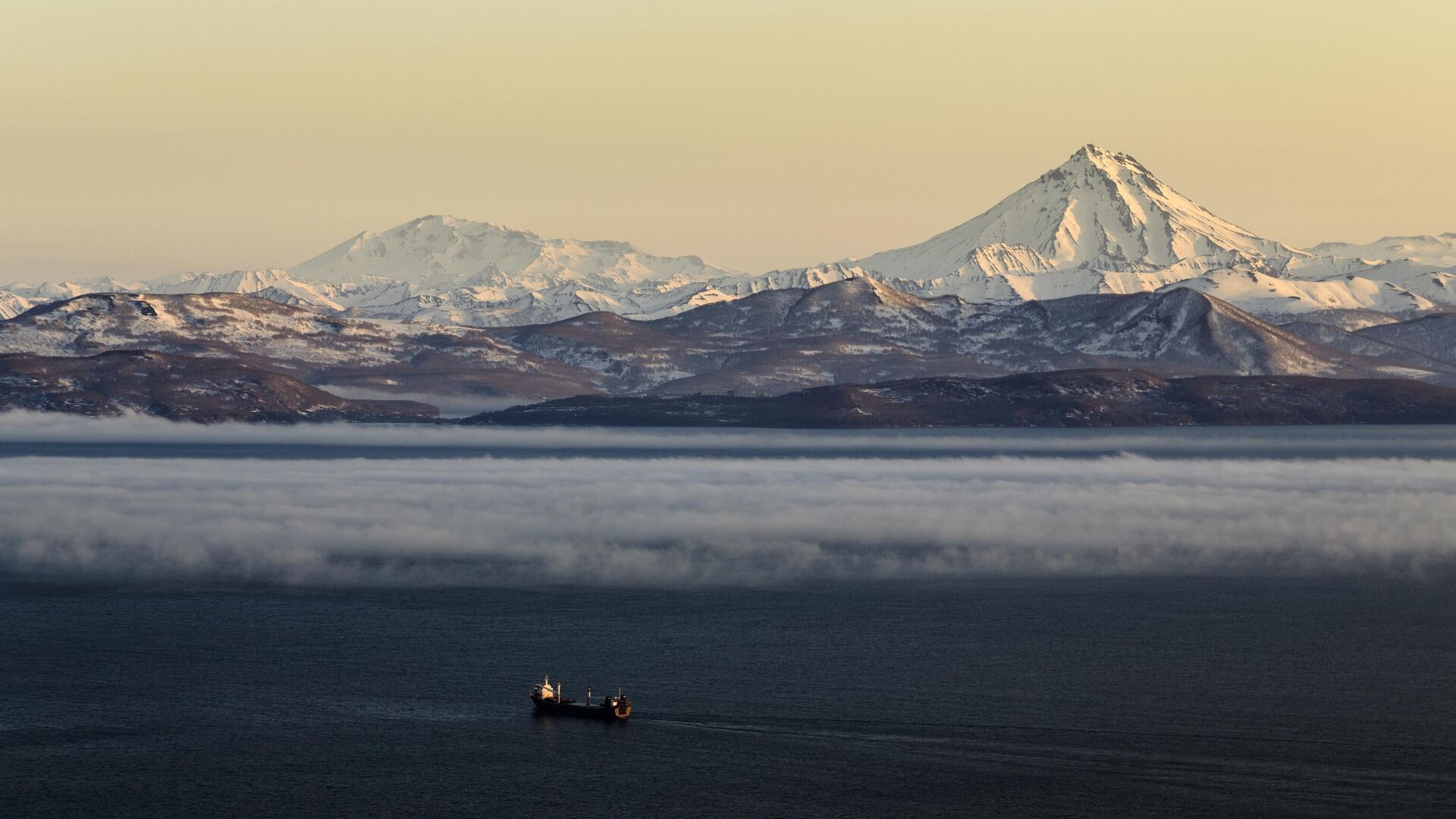 Вечерний туман над Авачинской губой — бухтой Тихого океана у юго-вост­оч­ного по­­бережья полуострова Камчатка - РИА Новости, 1920, 21.08.2025