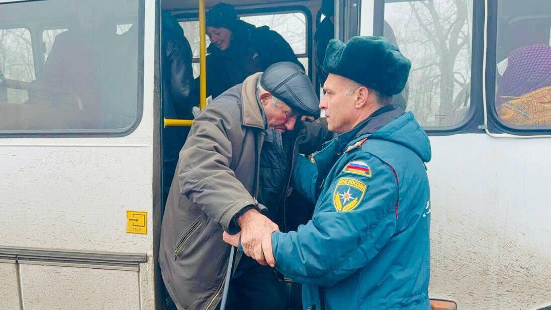 Эвакуация российских граждан с территории Суджи силами военных и волонтеров - РИА Новости, 1920, 13.03.2025