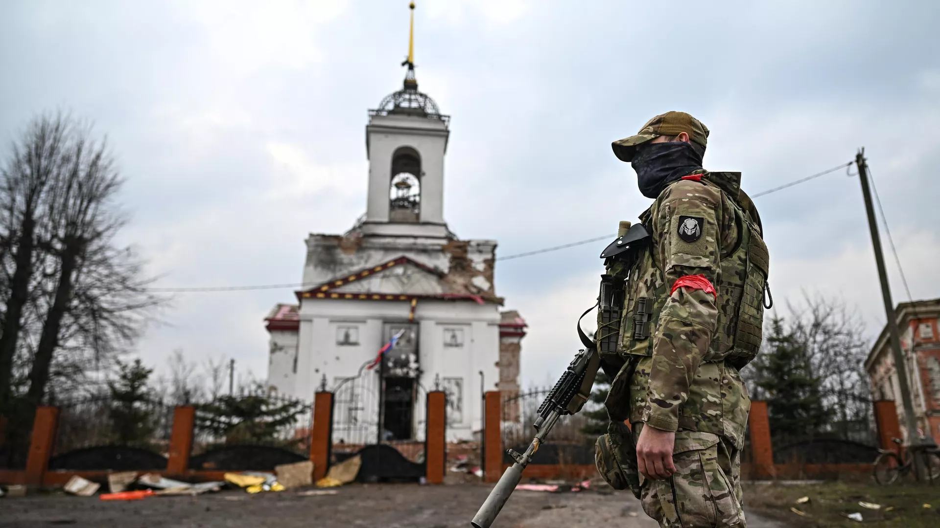 Военнослужащий у церкви Воздвижения Честного Креста Господня в селе Черкасское Поречное в Суджанском районе Курской области, освобожденном российскими Вооруженными силами от подразделений ВСУ - РИА Новости, 1920, 06.06.2025