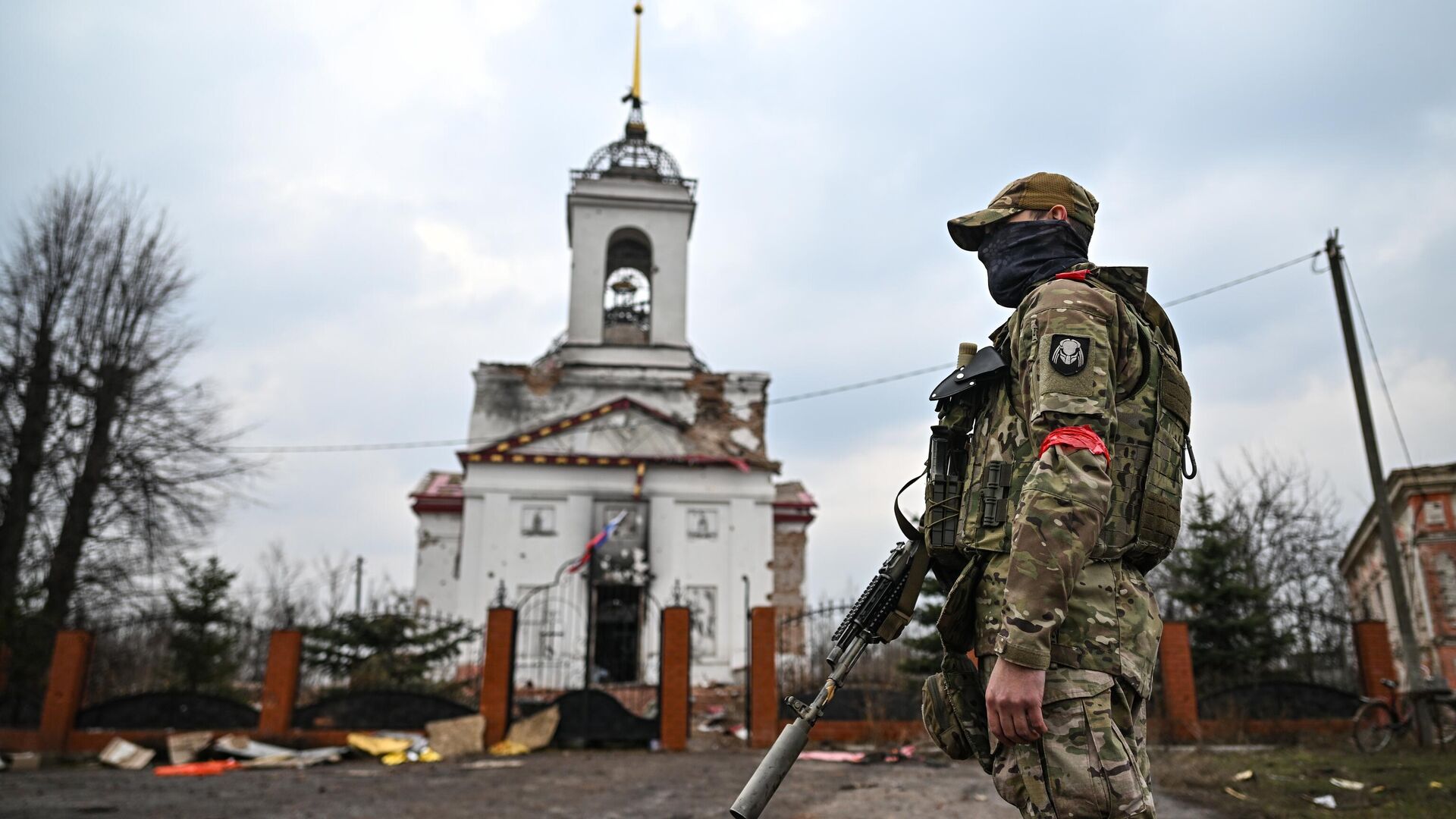 Военнослужащий у церкви Воздвижения Честного Креста Господня в селе Черкасское Поречное в Суджанском районе Курской области, освобожденном российскими Вооруженными силами от подразделений ВСУ Военнослужащий у церкви Воздвижения Честного Креста Господня в селе Черкасское Поречное в Суджанском районе Курской области, освобожденном российскими Вооруженными силами от подразделений ВСУ - РИА Новости, 1920, 06.06.2025