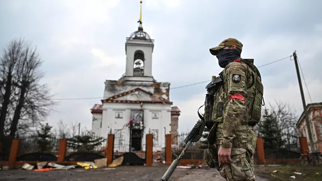 Военнослужащий у церкви Воздвижения Честного Креста Господня в селе Черкасское Поречное в Суджанском районе Курской области, освобожденном российскими Вооруженными силами от подразделений ВСУ