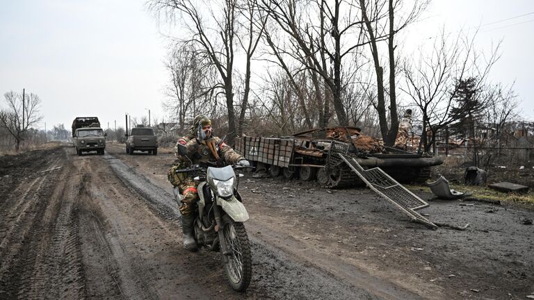 Военнослужащий батальонной тактической группы (БТГР) Каштана спецназа Ахмат в селе Черкасское Поречное в Суджанском районе Курской области, освобожденном российскими Вооруженными силами от подразделений ВСУ Военнослужащий батальонной тактической группы (БТГР) Каштана спецназа Ахмат в селе Черкасское Поречное в Суджанском районе Курской области, освобожденном российскими Вооруженными силами от подразделений ВСУ