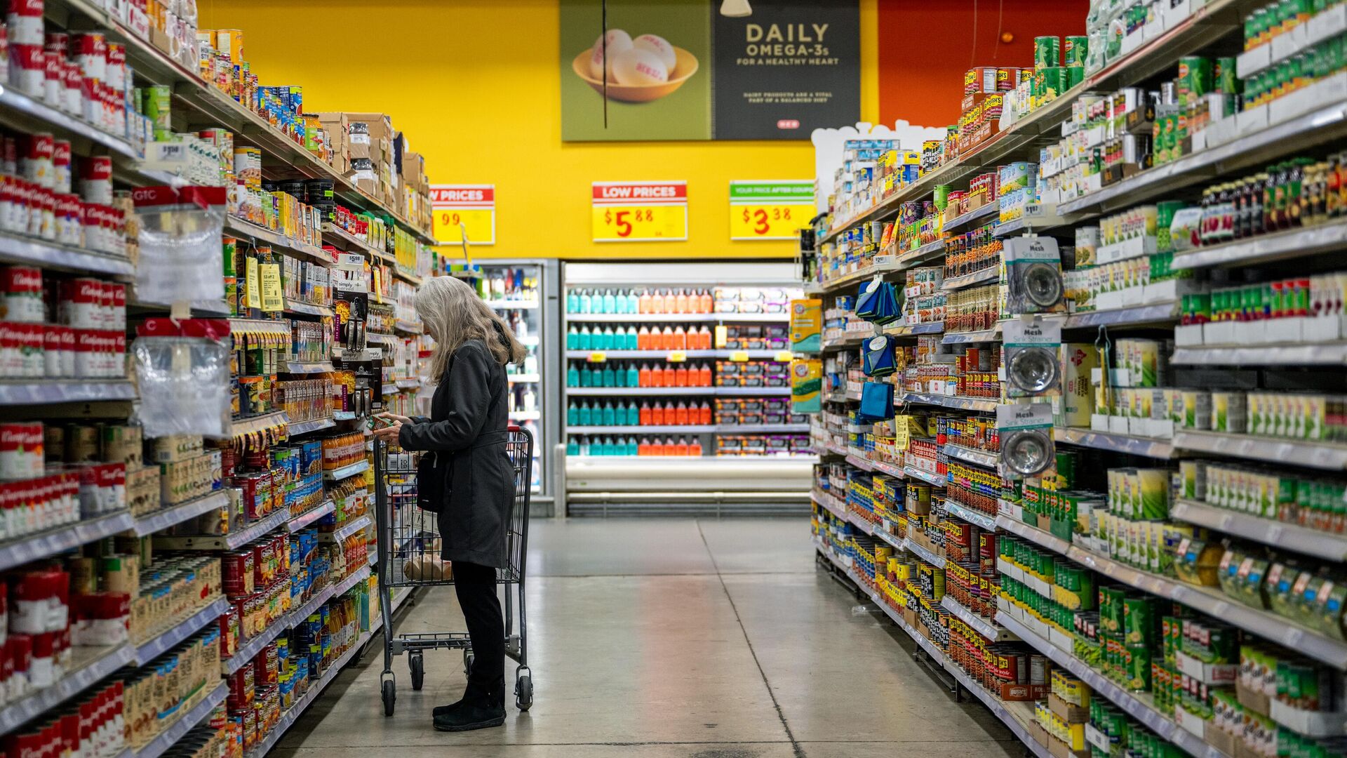 Женщина в продуктовом магазине в Остине - РИА Новости, 1920, 13.03.2025