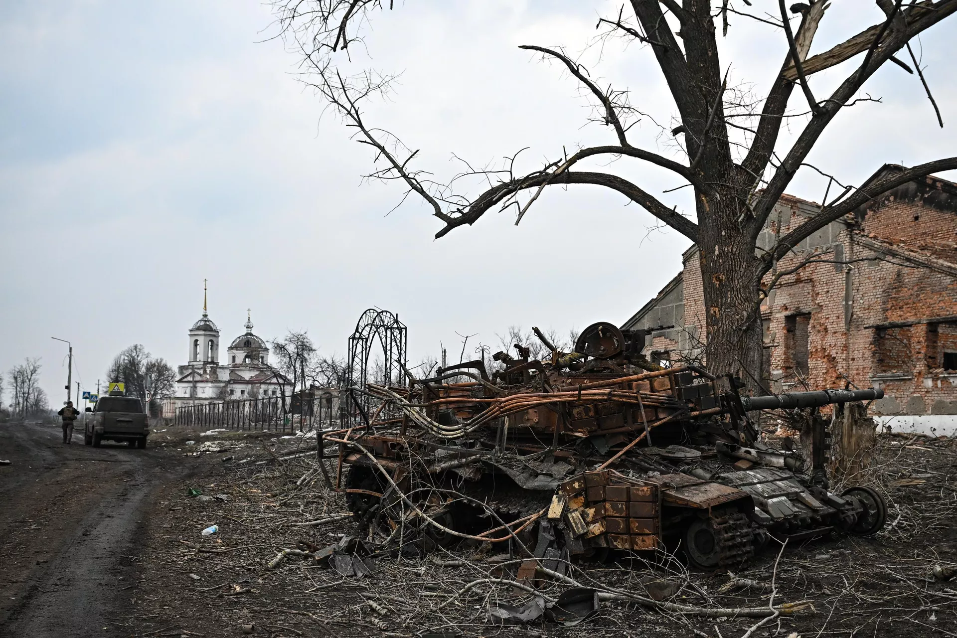 Подбитый танк ВСУ Т-64 в селе Черкасское Поречное в Суджанском районе Курской области, освобожденном российскими Вооруженными силами от подразделений ВСУ Подбитый танк ВСУ Т-64 в селе Черкасское Поречное в Суджанском районе Курской области, освобожденном российскими Вооруженными силами от подразделений ВСУ - РИА Новости, 1920, 20.06.2025