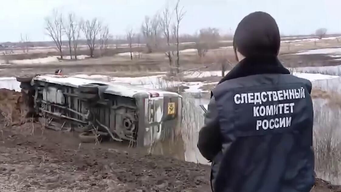Работа СК РФ на месте ДТП с микроавтобусом в Саратовской области - РИА Новости, 1920, 13.03.2025