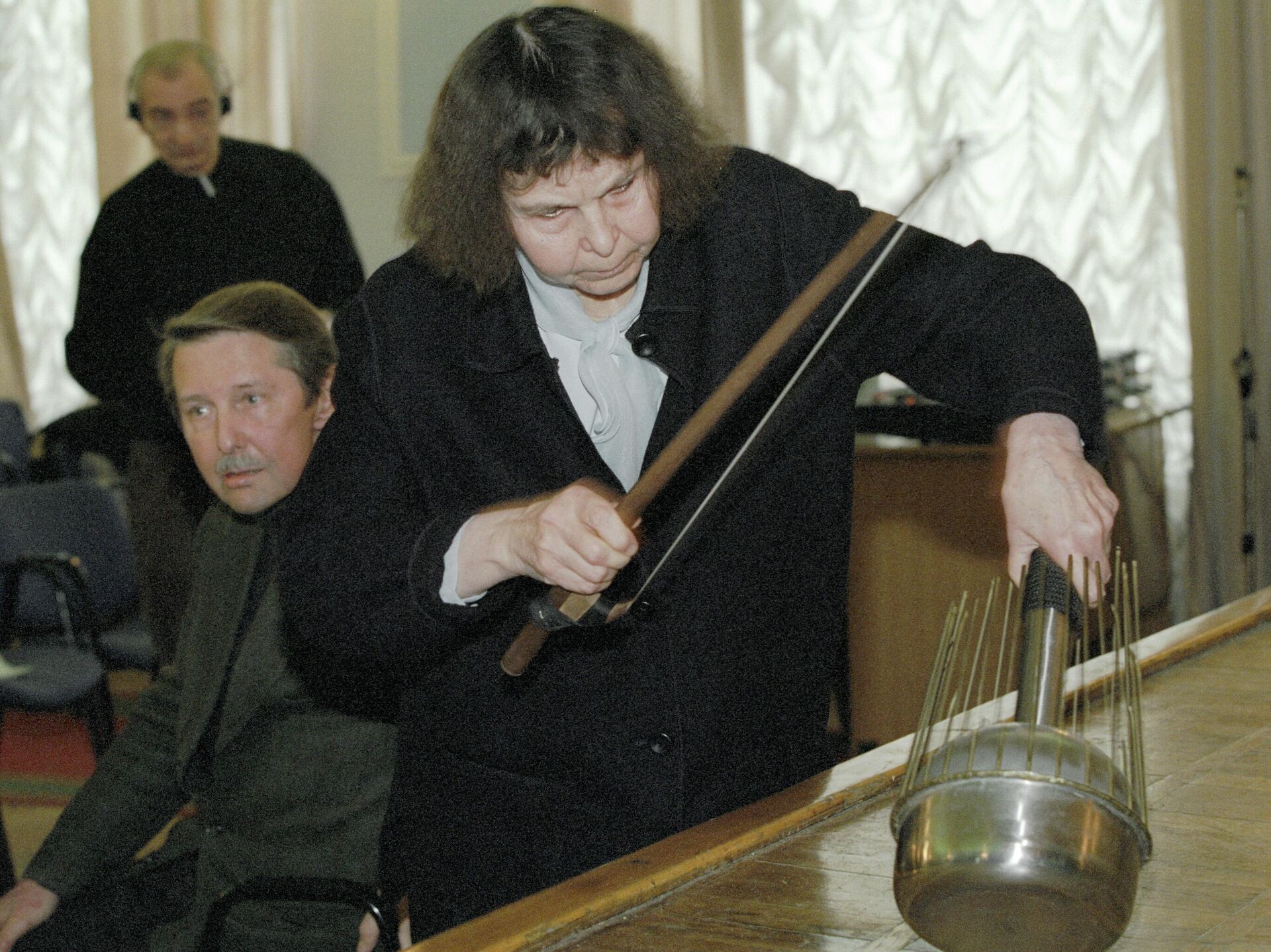 Композитор София Губайдулина демонстрирует новый музыкальный инструмент — аквафон - РИА Новости, 1920, 13.03.2025