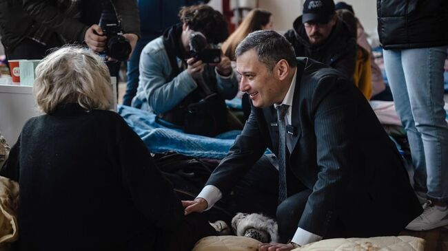 Александр Хинштейн навестил жителей, эвакуированных из Суджи 