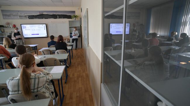 Школьники в классе перед началом экзамена