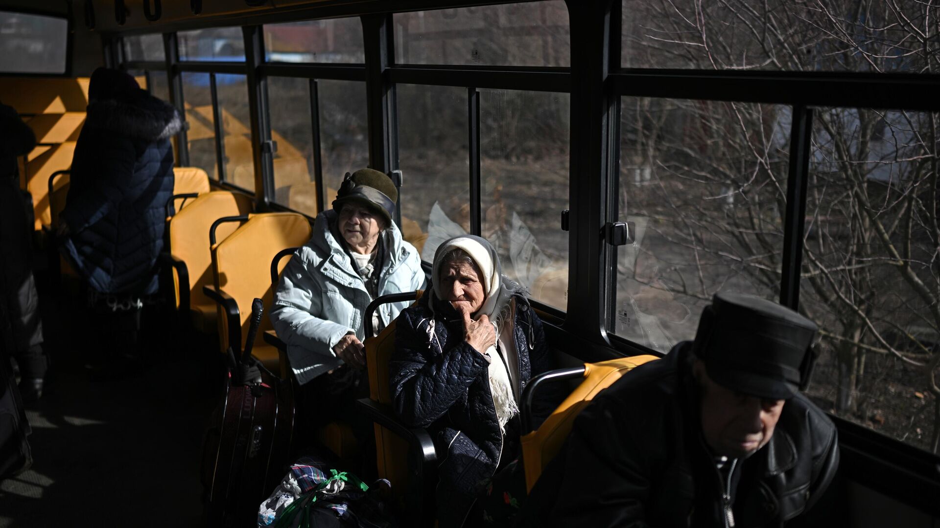 Эвакуация гражданского населения военнослужащими группы Аида спецназа Ахмат из села Казачья Локня в Суджанском районе Курской области, освобожденном российскими Вооруженными силами от подразделений ВСУ - РИА Новости, 1920, 13.03.2025