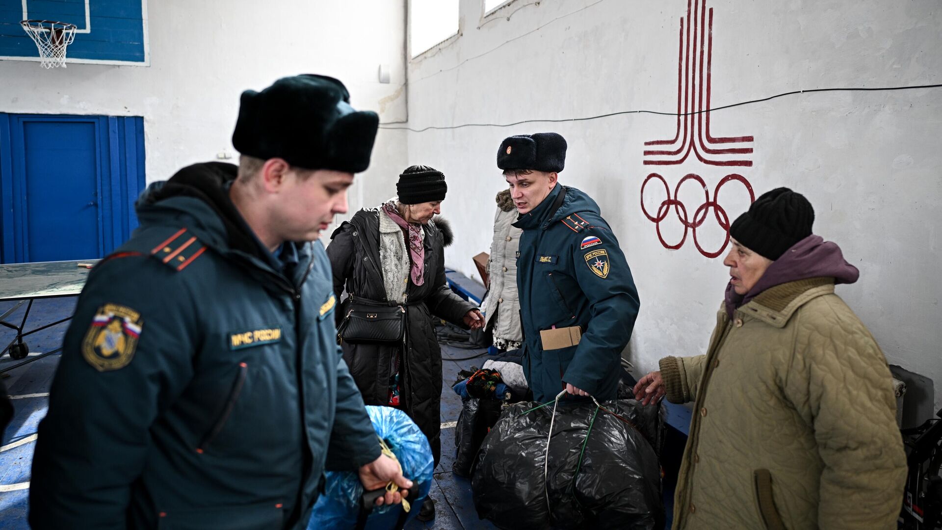 Сотрудники МЧС размещают в пункте временного размещения жителей, эвакуированных военнослужащими группы Аида спецназа Ахмат из села Казачья Локня в Суджанском районе Курской области - РИА Новости, 1920, 14.03.2025