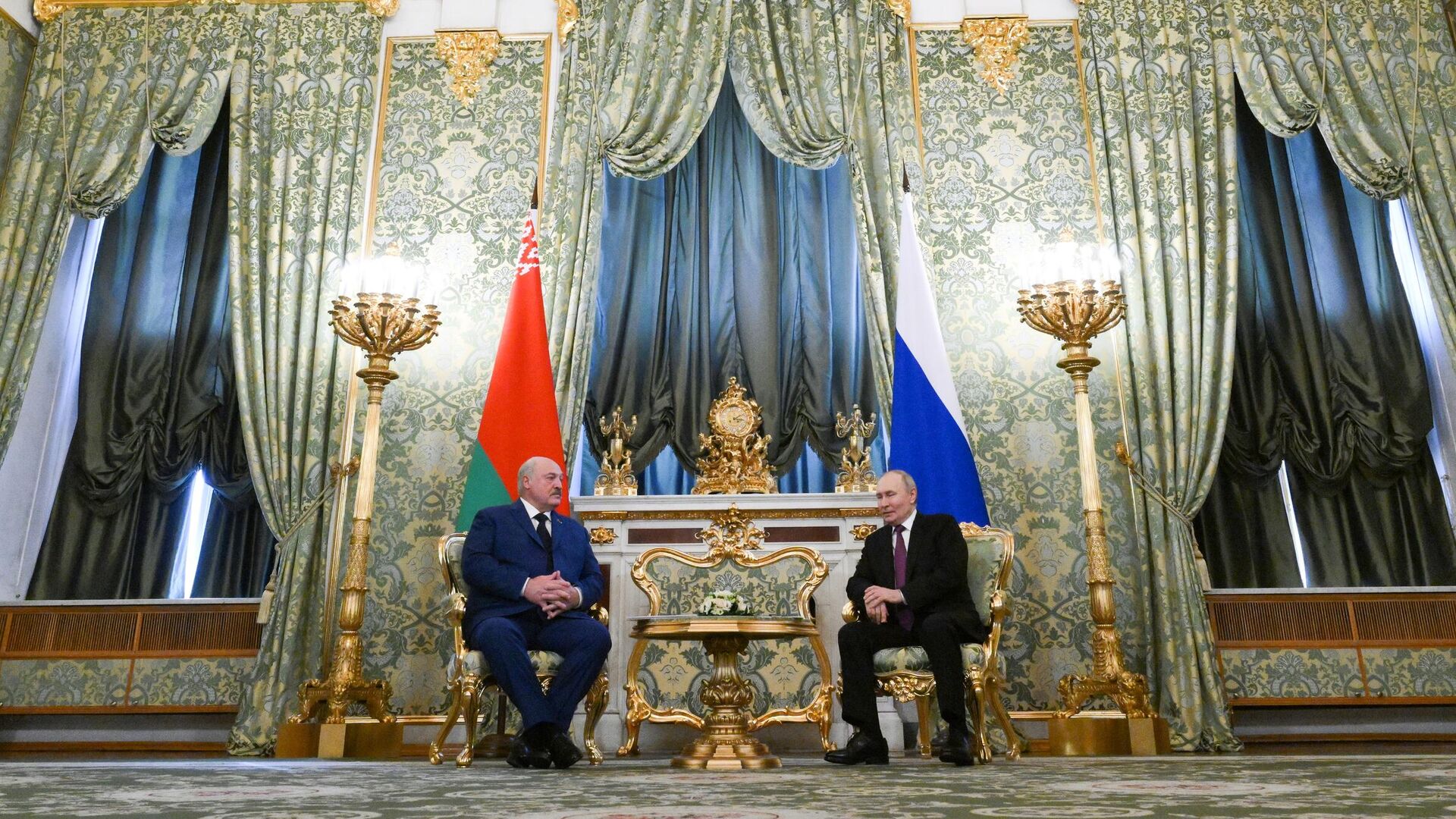 Владимир Путин и президент Белоруссии Александр Лукашенко во время встречи - РИА Новости, 1920, 13.03.2025