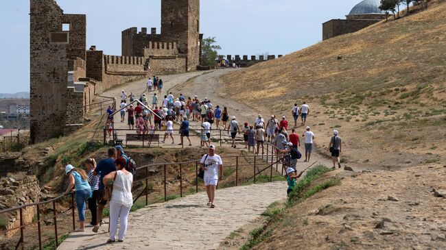 Туристы на территории Генуэзской крепости в Судаке
