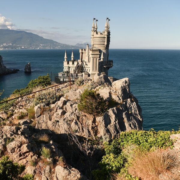 Замок Ласточкино гнездо в поселке Гаспра в Крыму Замок Ласточкино гнездо в поселке Гаспра в Крыму