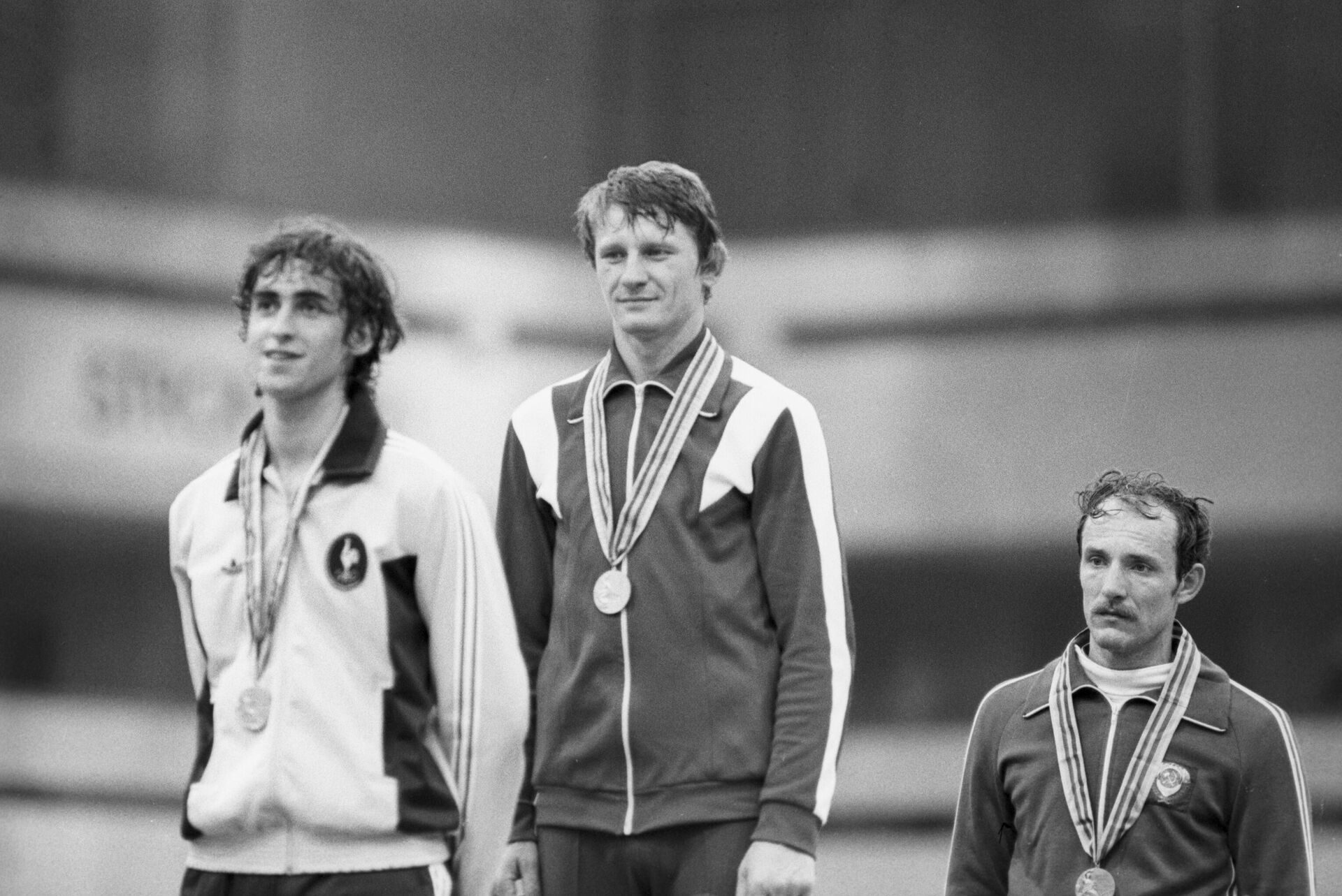 Награждение олимпийских чемпионов по фехтованию на рапирах в личном первенстве среди мужчин на XXII Олимпийских играх. Владимир Смирнов по центру Награждение олимпийских чемпионов по фехтованию на рапирах в личном первенстве среди мужчин на XXII Олимпийских играх. Владимир Смирнов по центру - РИА Новости, 1920, 12.10.2025