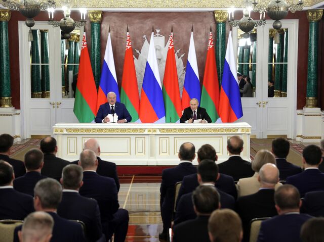 Президент РФ Владимир Путин и президент Белоруссии Александр Лукашенко во время пресс-конференции по итогам встречи