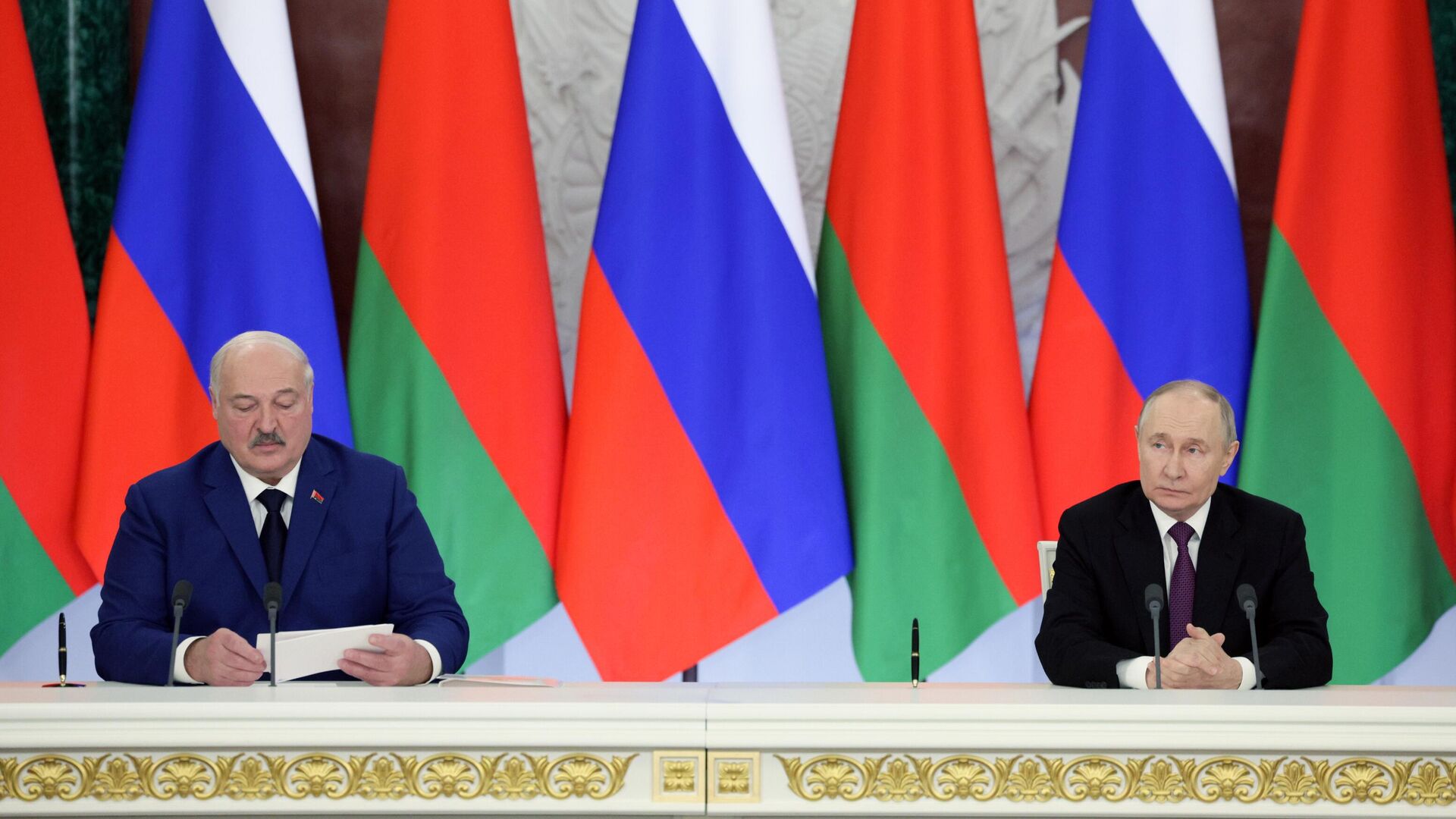 Владимир Путин и президент Белоруссии Александр Лукашенко (слева) на церемонии подписания совместного заявления и документов по итогам встречи - РИА Новости, 1920, 13.03.2025