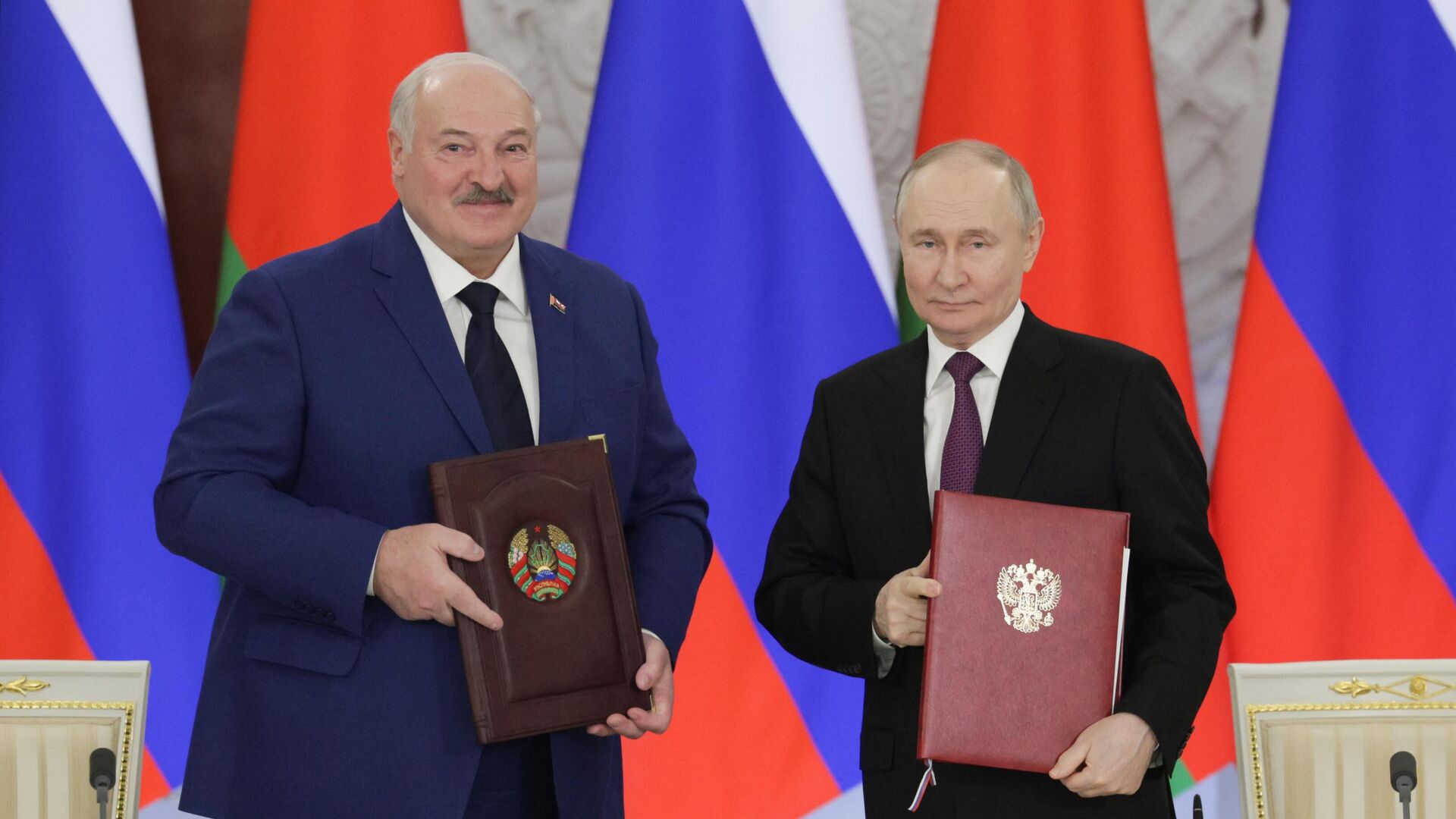 Президент РФ Владимир Путин и президент Белоруссии Александр Лукашенко на церемонии подписания совместного заявления и документов. 13 марта 2025 - РИА Новости, 1920, 13.03.2025