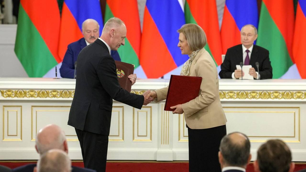 Глава Роспотребнадзора Анна Попова и министр антимонопольного регулирования и торговли Белоруссии Артур Карпович подписали соглашение по обеспечению равных прав потребителей. 13 марта 2025 - РИА Новости, 1920, 13.03.2025