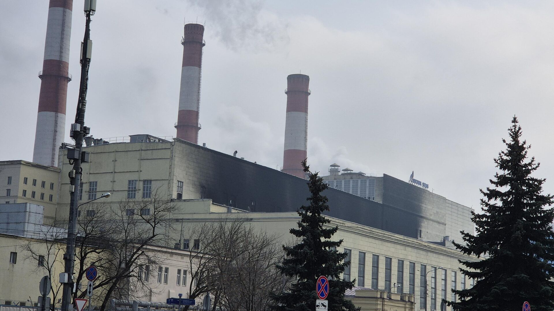 Последствия возгорания кровли неэксплуатируемого здания на Хорошевской улице в Москве. 13 марта 2025 - РИА Новости, 1920, 13.03.2025