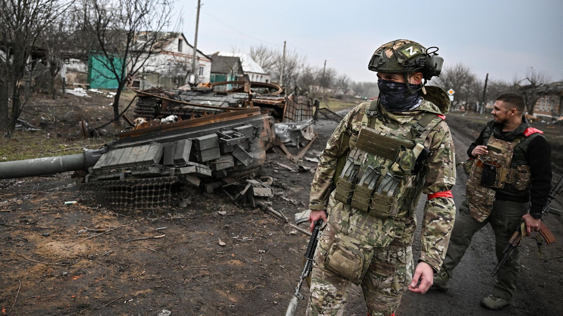 Военнослужащие ВС России и подбитый танк ВСУ Т-64 в Суджанском районе Курской области - РИА Новости, 1920, 19.03.2025