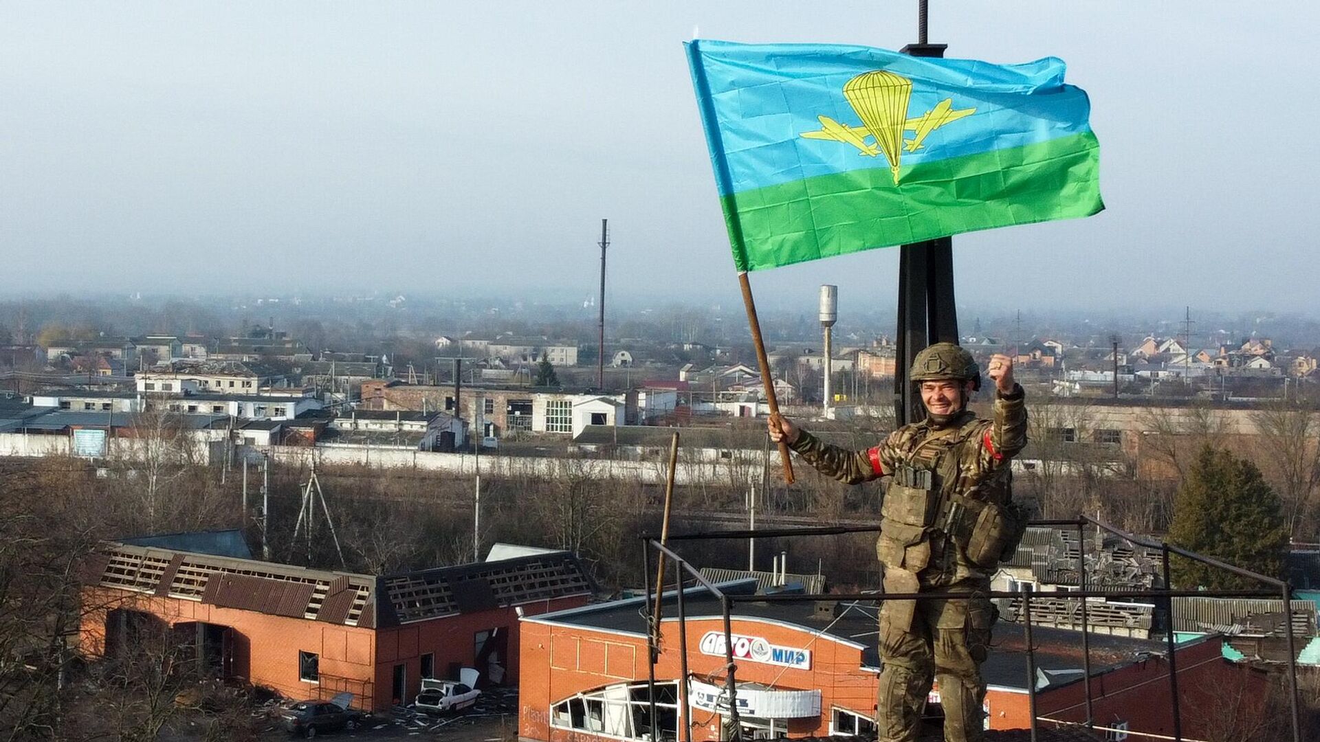Военнослужащий группировки войск Север в освобожденной Судже - РИА Новости, 1920, 14.03.2025